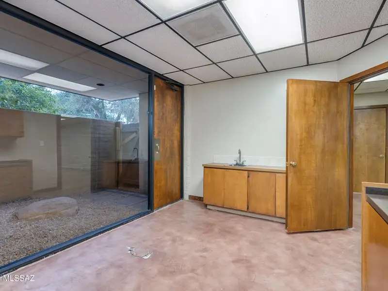 2,975 Sqft Office Space for Sale in Prime Broadway and Wilmot Location with Parking Lot