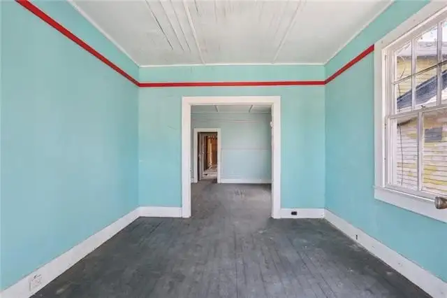 Versatile Commercial Property Near Downtown – 7,000 Sq Ft with Multiple Utilities and Parking