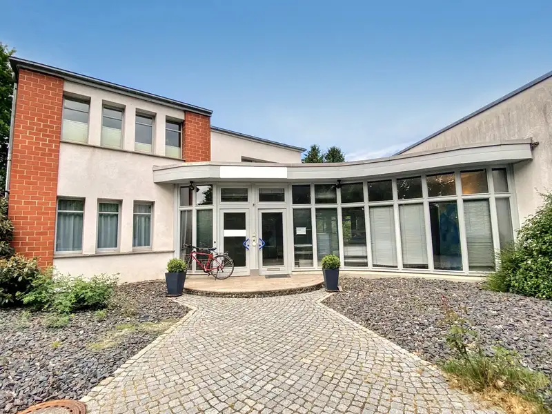 Versatile Commercial Property with Geology Laboratory in 2,800 M² Plot, Good Rental Income