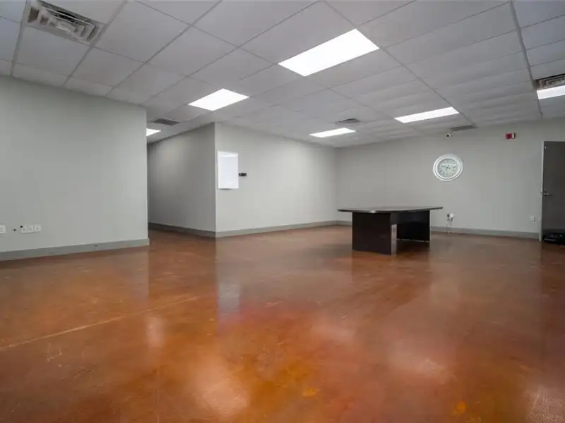 17,000 Sq Ft Versatile Industrial Facility on 402 Acres Near Oklahoma City