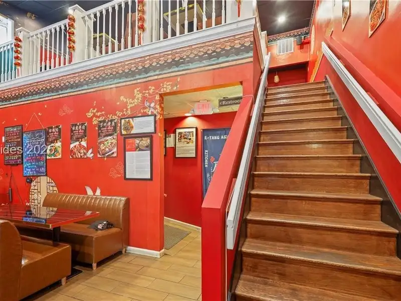 Mid-island Restaurant for Sale Near Palmetto Dunes with Outdoor Dining Area
