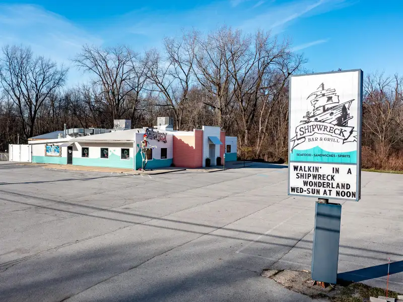 Renovated Commercial Building with Land for Sale in Central Location, Ideal for Restaurant