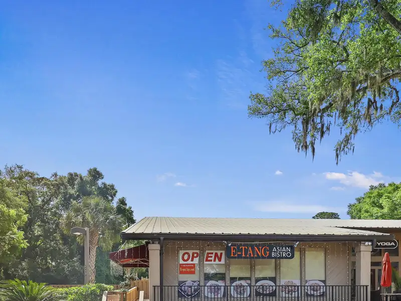Remodeled Mid-island Restaurant with New Equipment and Outdoor Dining Area