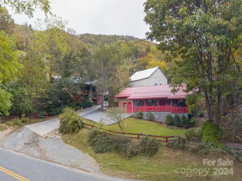 Charming Cottage and Barn on Expansive Mountain Retreat with Outdoor Amenities
