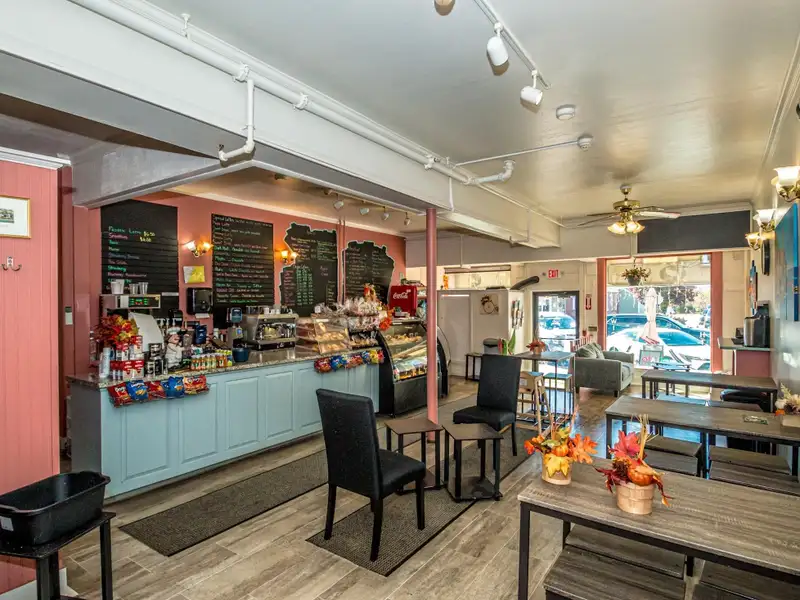 Established Coffee and Sweet Shop in Prime North Conway Village Location