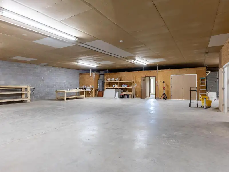3,600 Sq Ft Commercial/industrial Unit for Lease with Offices and Large Work Area
