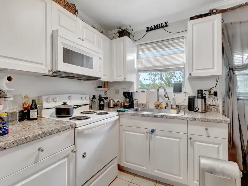 Well-maintained 6-unit Multifamily Property in South Florida with Value-add Potential