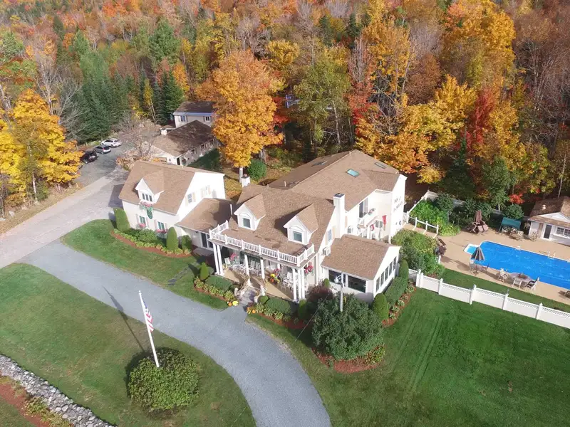 Fully Renovated Inn with 13 Guest Rooms on 5.52 Acres in White Mountains, Nh