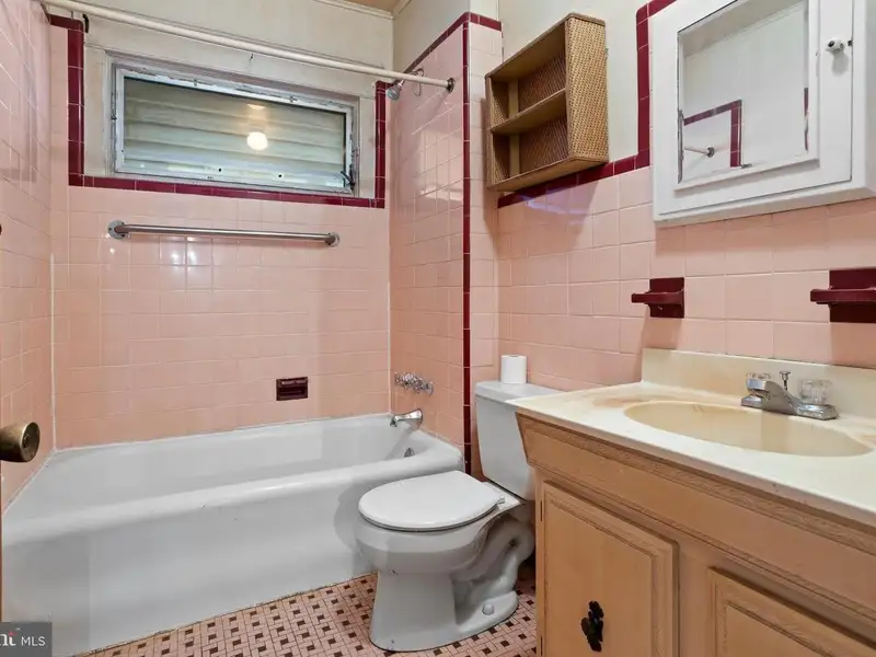 Mixed-use Property with Bar, Residential Space, and Garage in Folcroft Borough