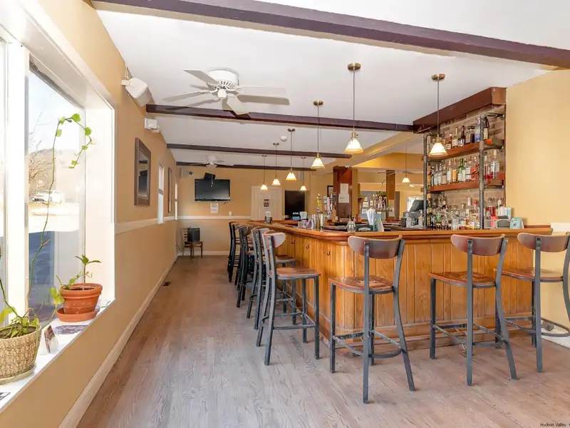 Renovated Pub and Hotel in Prime Woodstock Location with Restaurant and Apartments