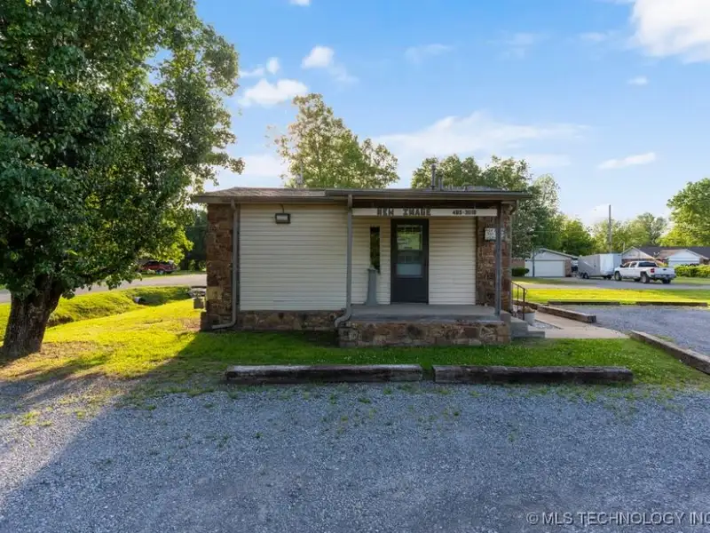 Prime Commercial Property on High-traffic Road with New Roof in 2023