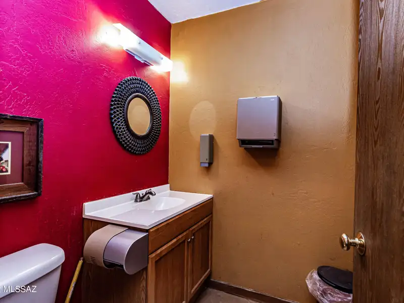 Commercial Building in Sonoita with Equipped Kitchen and Solar Panels