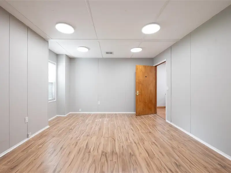 Professional Office Space for Lease in High-traffic Orlando Corridor with Ample Parking