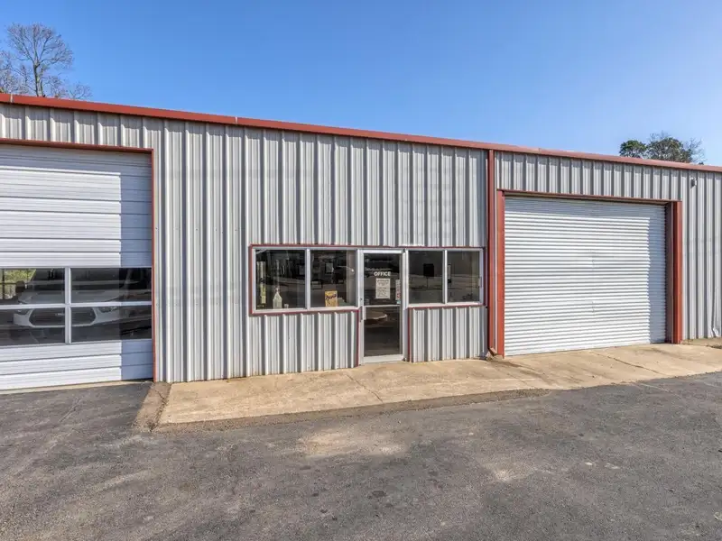 Profitable Auto Glass Repair and Body Shop with Expansion Potential in Hempstead County, Arkansas