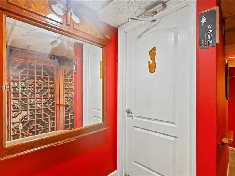 Mid-island Restaurant for Sale Near Palmetto Dunes with Outdoor Dining Area