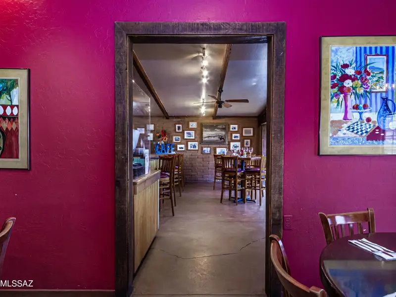 Commercial Building in Sonoita with Equipped Kitchen and Solar Panels