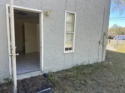 End Unit Office Space for Lease in New Port Richey - 850 Sq Ft, Multiple Offices