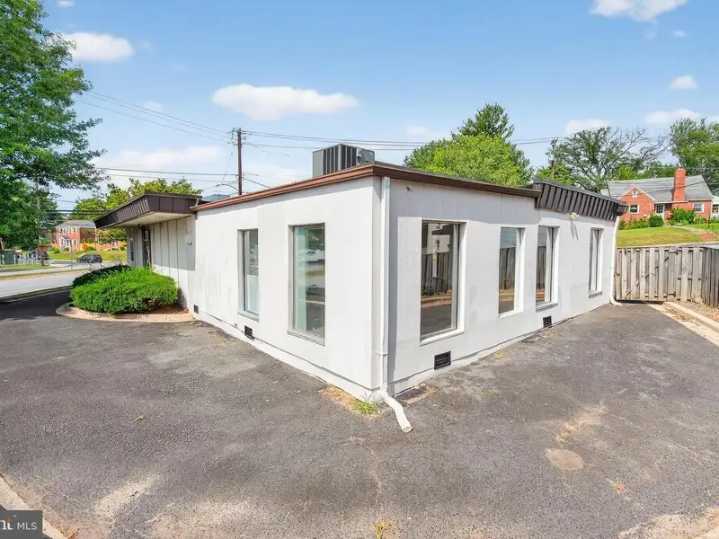 Versatile Commercial Property in Northwood Park, Ideal for Offices, Retail, or Light Industrial