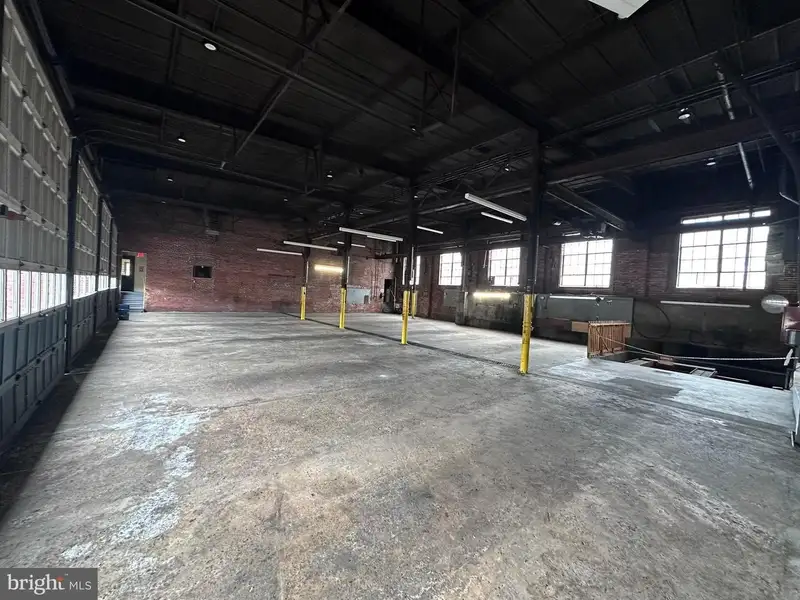 Industrial Building with 6 Bay Truck Repair Facility on 1.47 Acres Near Downtown