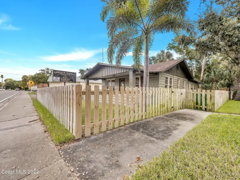 Versatile 1,092 Sq. Ft. Commercial Building Near Cocoa Village with Ample Parking
