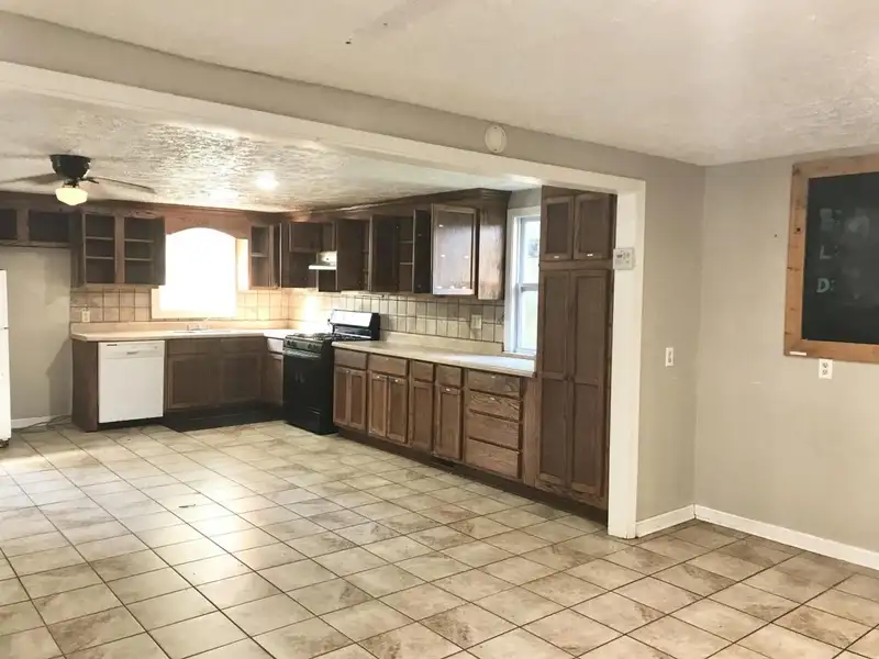 15-bedroom Building with 6.5 Baths Near Huntingdon and Jackson, Potential for Re-zoning