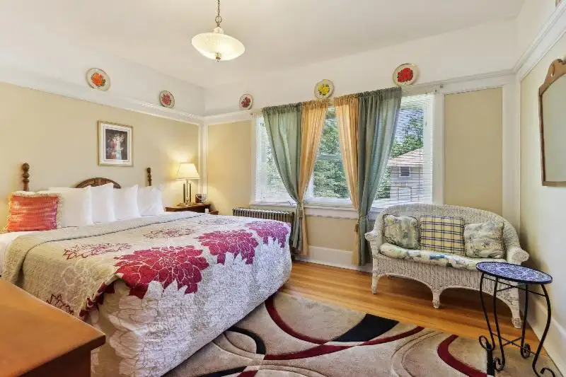 Turnkey B&b and Event Center in Wisconsin Dells with 17 Guest Suites
