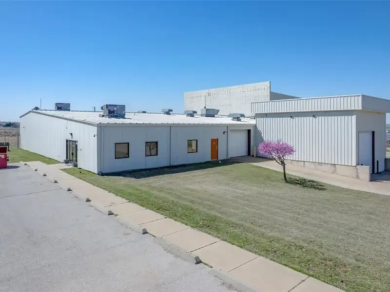 17,000 Sq Ft Versatile Industrial Facility on 402 Acres Near Oklahoma City