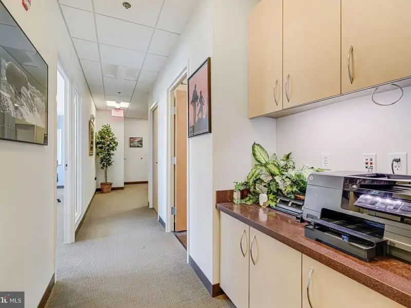 Flexible Office Suite in Prime Falls Church Location - 1,200 Sq Ft, Great Accessibility