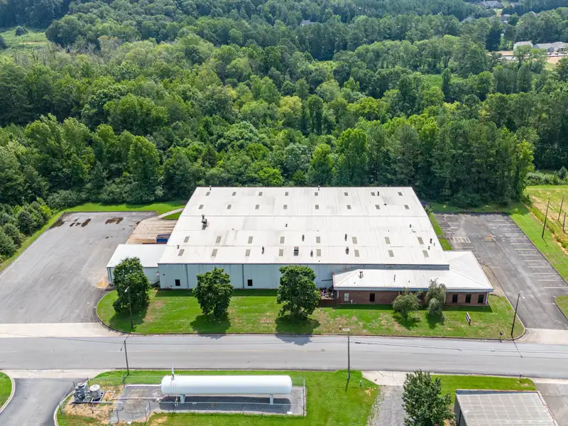 Industrial Warehouse with Food Quality Standards and Office Space in Prime Location