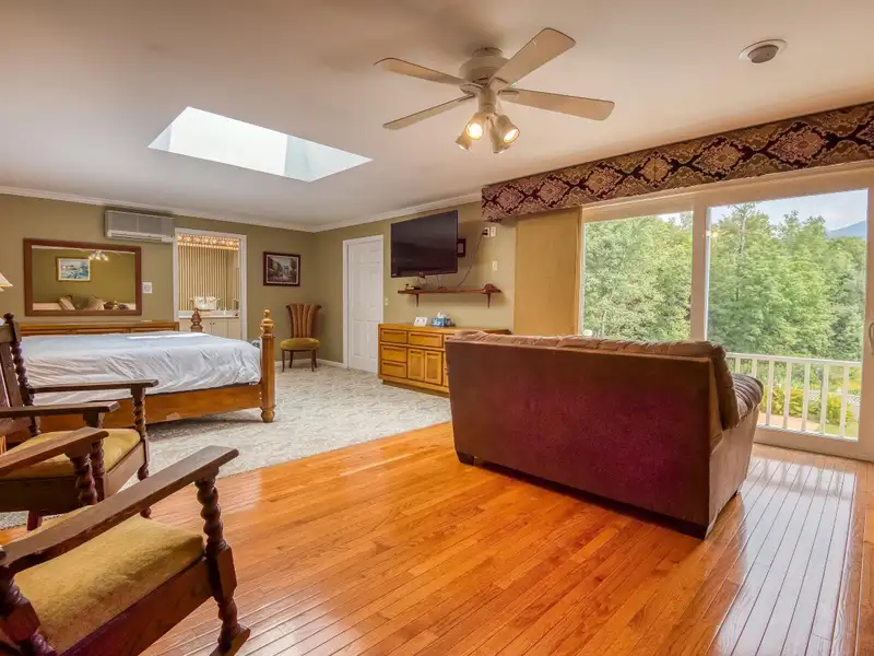Fully Renovated Inn with 13 Guest Rooms on 5.52 Acres in White Mountains, Nh