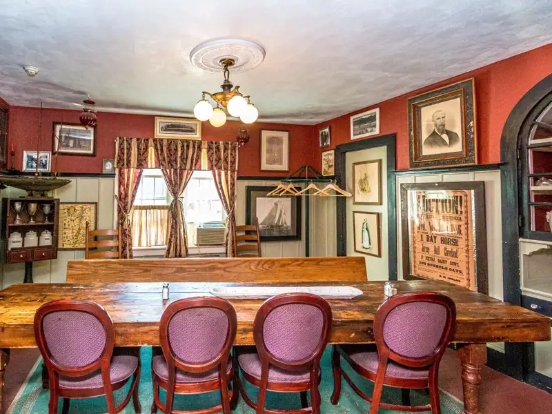 Irish Pub and Restaurant with Mountain Views on 1.64 Acres in North Conway