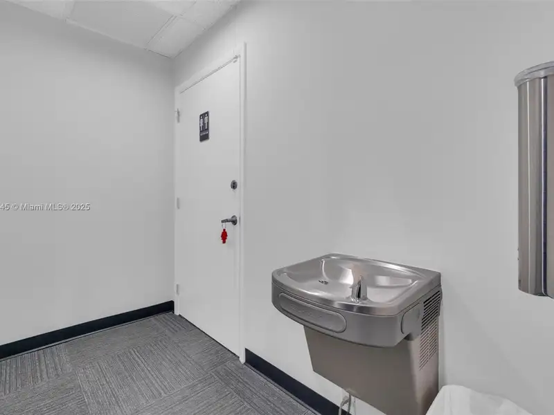 Modern 853 Sf Office Suite in Prime Fort Lauderdale Location with Parking