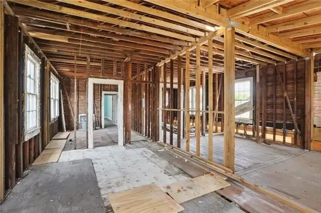 Versatile Commercial Property Near Downtown – 7,000 Sq Ft with Multiple Utilities and Parking