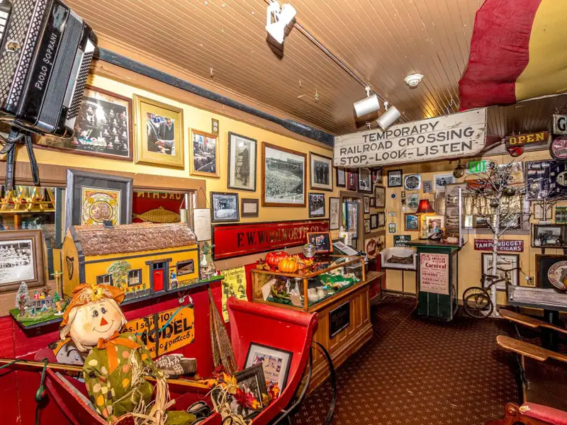 Irish Pub and Restaurant with Mountain Views on 1.64 Acres in North Conway