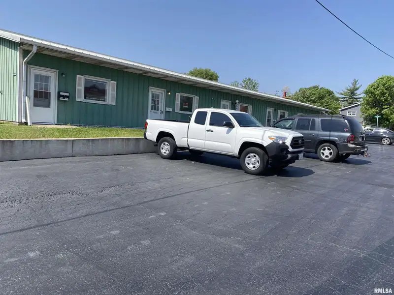 Versatile Commercial Property in Prime Location - 314 W Ash St, Chillicothe, Il