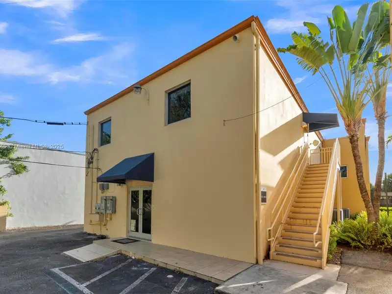Modern 853 Sf Office Suite in Prime Fort Lauderdale Location with Parking