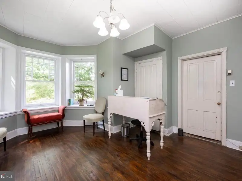 Mixed-use Property in Wayne, Pa: Salon with 1-bedroom Apartment Above