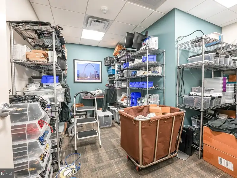 Secure Commercial Office Space in West Metro Plaza - 3101 Sq Ft, Icd 705 Compliant