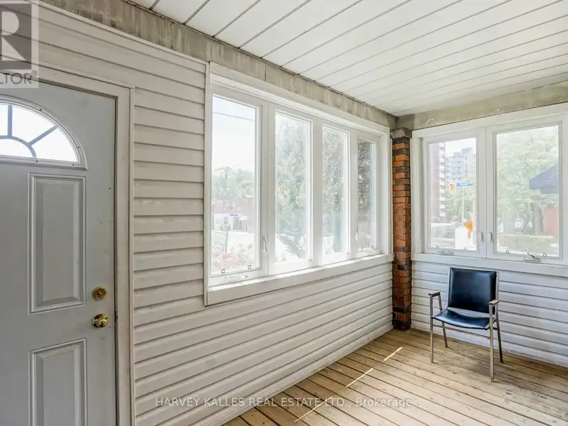 Top Floor Office Space in Renovated Semi-detached House, Prime Location, Utilities Included