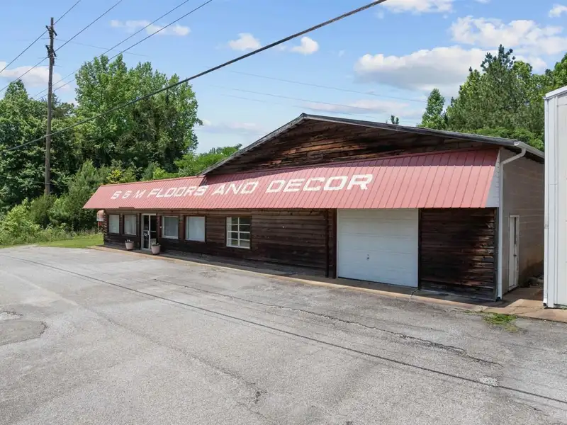 Commercial Property with Showroom and Warehouses on Us Hwy 100 W
