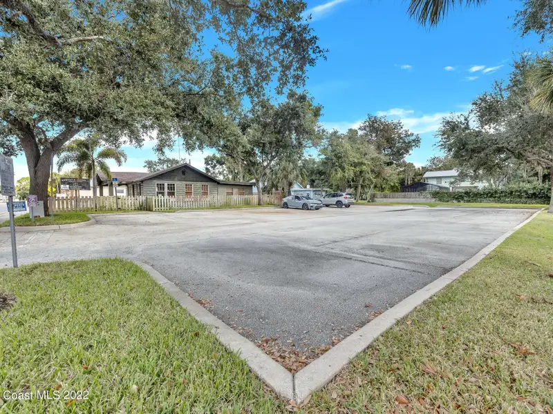 Versatile 1,092 Sq. Ft. Commercial Building Near Cocoa Village with Ample Parking
