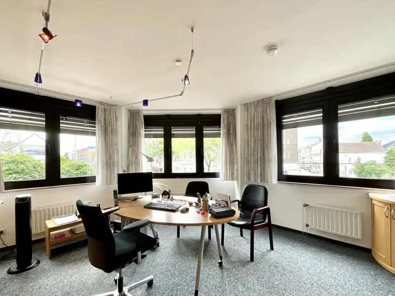Flexible Commercial Unit with Parking in Prime Location, Ideal for Various Businesses