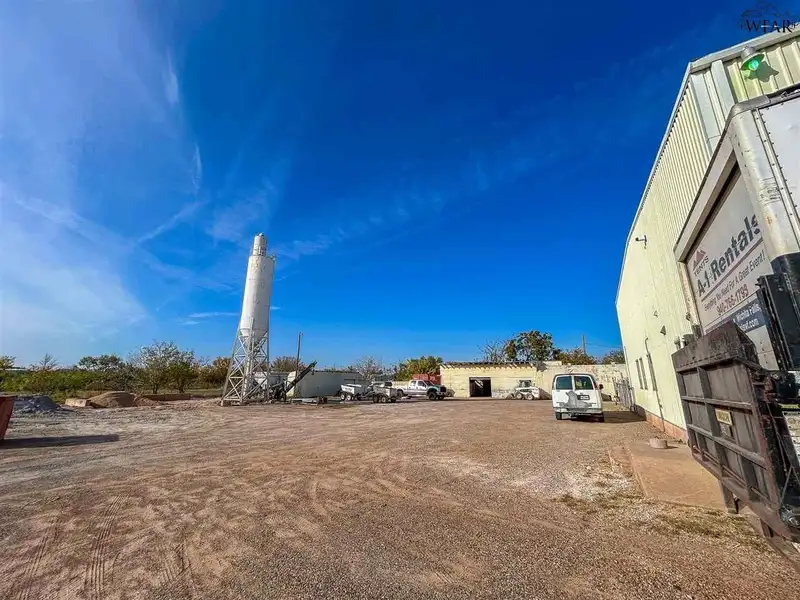 Versatile Commercial Property with Retail Space and Warehouse Near Major Highways
