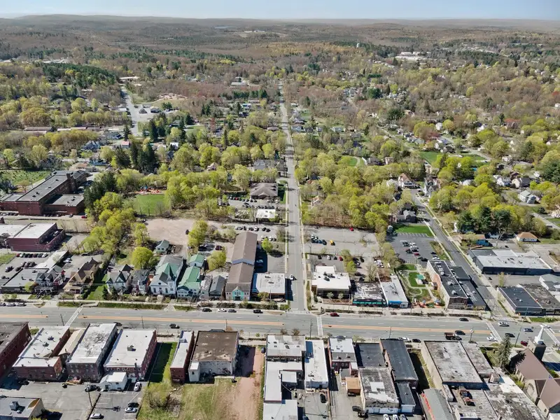 Upscale Private Office Spaces in Monticello's High-demand Commercial Corridor