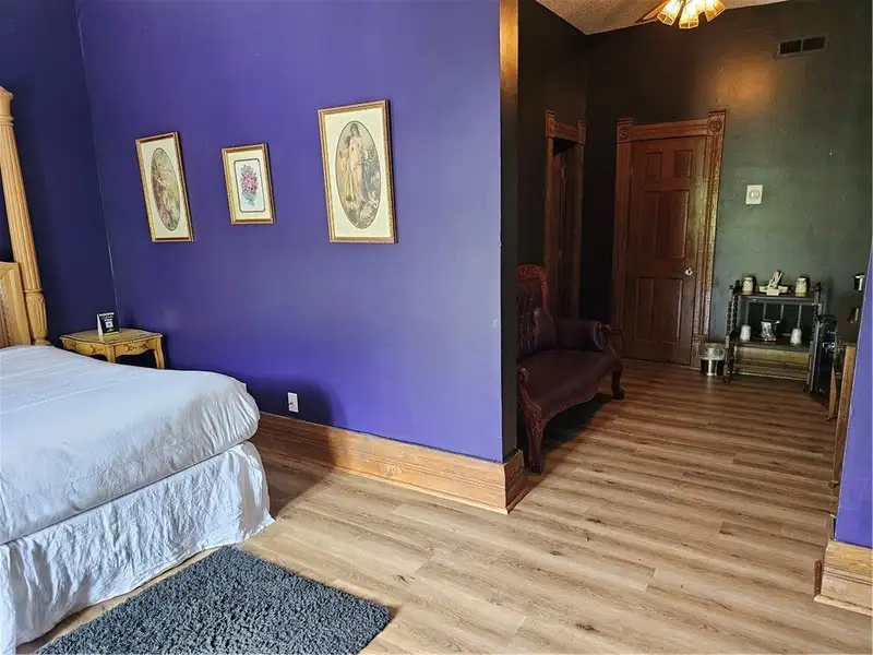 Commercially Zoned 15-suite Overnight Rental Property in Eureka Springs