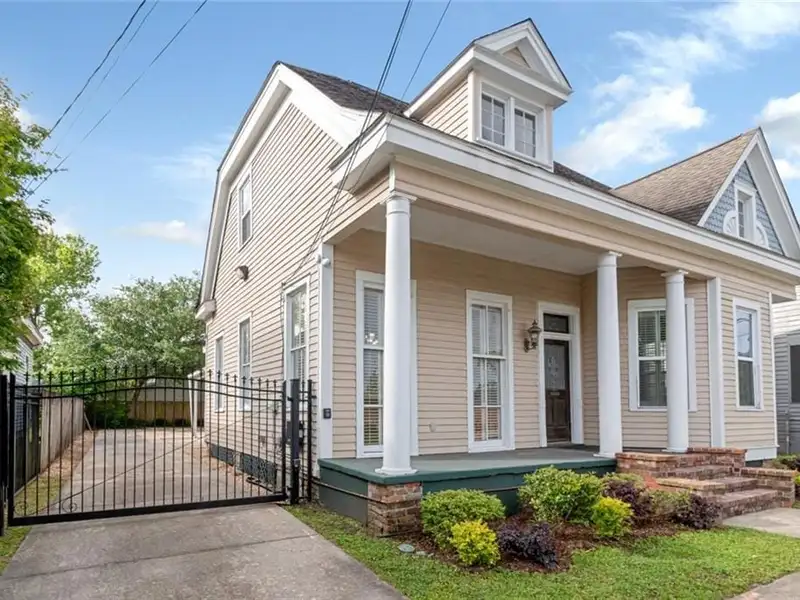 Mixed-use Property in Downtown Mobile with High Ceilings and Fenced Yard