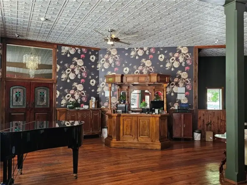 Commercially Zoned 15-suite Overnight Rental Property in Eureka Springs