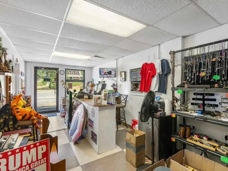 Mixed-use Property in Elkton: Antique Store with 3-bedroom Apartment and Ample Parking