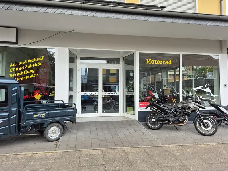 First Floor Commercial Space in Hille with Showroom, Workshop, and Office Areas