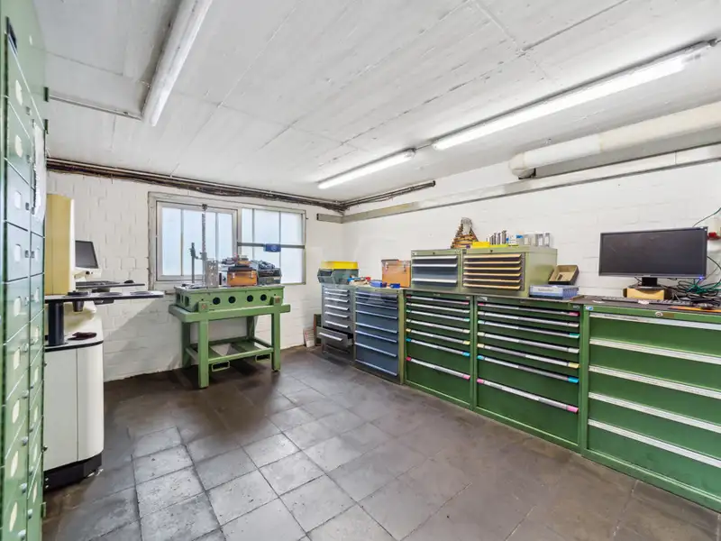 Spacious Industrial Hall for Sale on 4691 M² Leasehold Plot with Renovation Potential